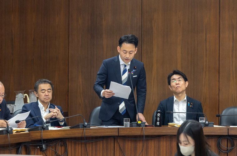外務委員会での活動写真 1